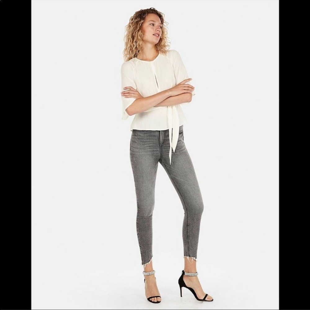 Express Flutter Sleeve Blouse in Ivory XS - Picture 3 of 8
